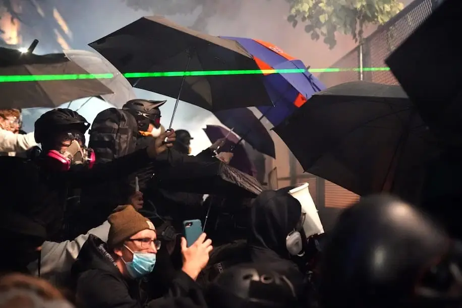 Protestors using green lasers against LEO in Portland