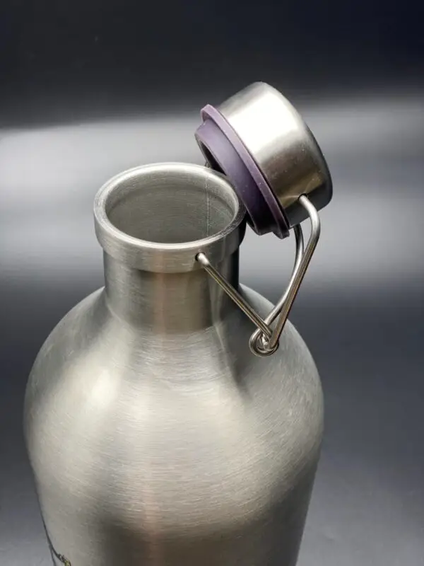 secure locking lid mechanism on the growler